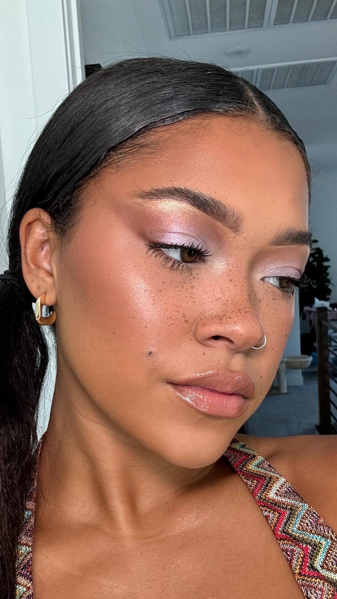 Maquiagem lil&aacute;s esfumado pastel vibrante com blush p&ecirc;ssego e boca glossy