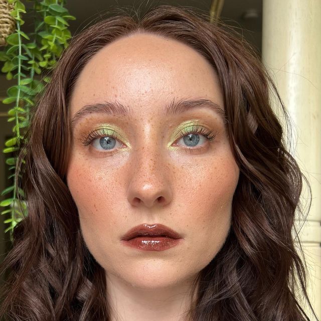 Olhos com sombra verde pastel e l&aacute;bios glossy para primavera