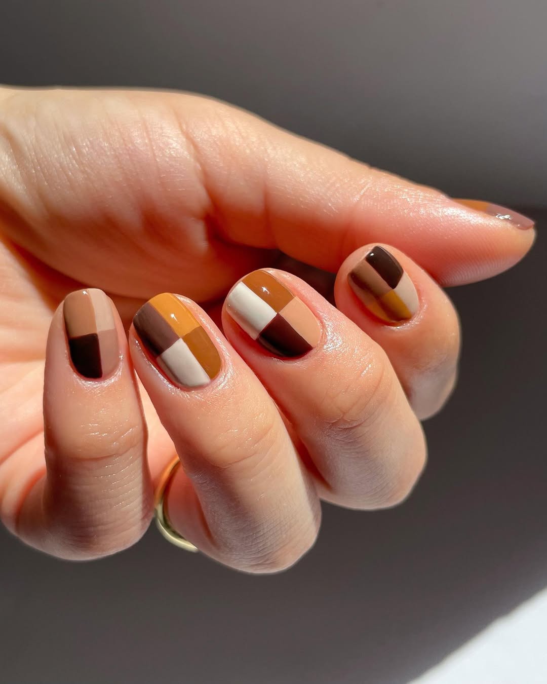Unhas decoradas nude com mix geom&eacute;trico em tons terrosos