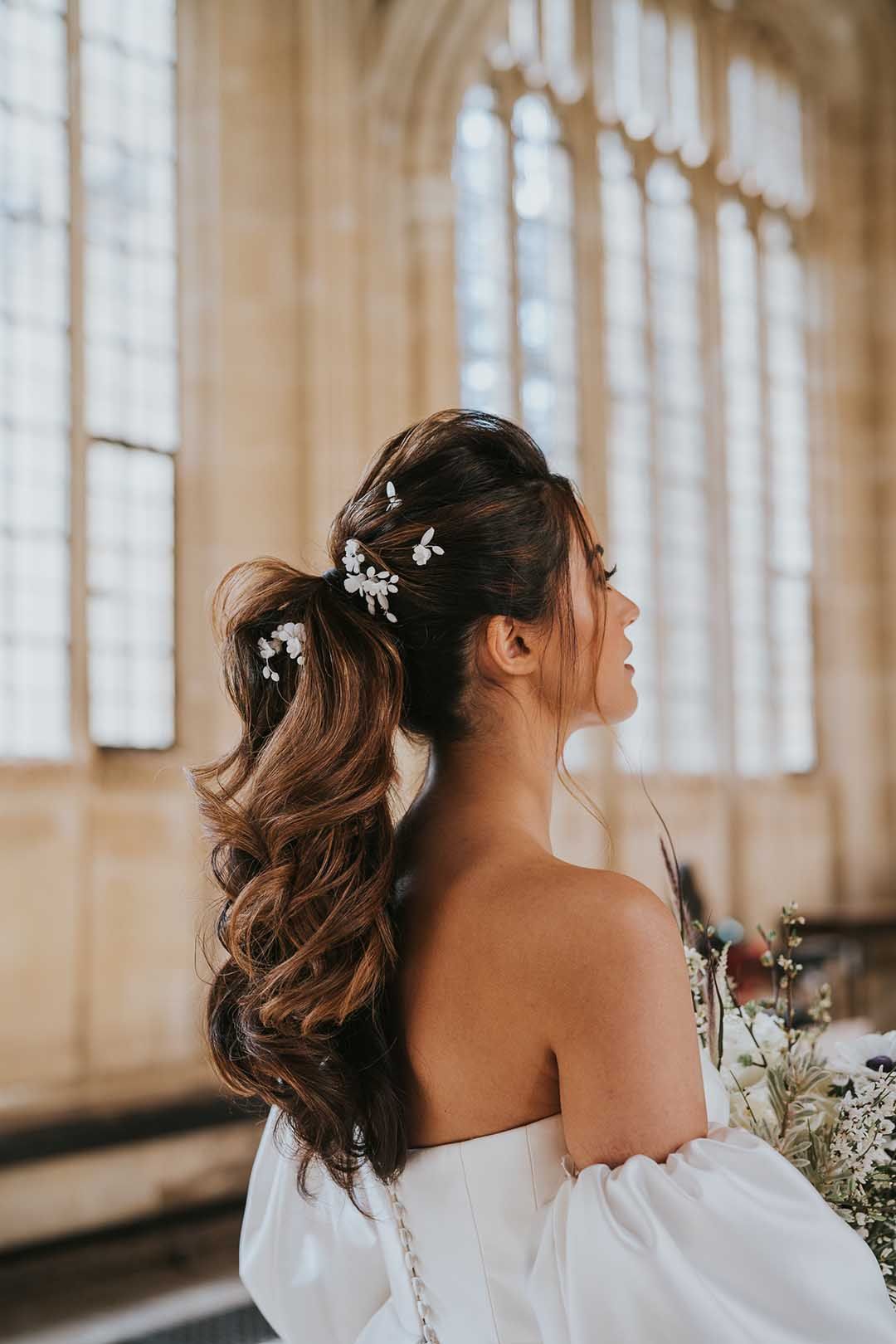 Imagem de penteado rabo de cavalo para noivas na primavera.
