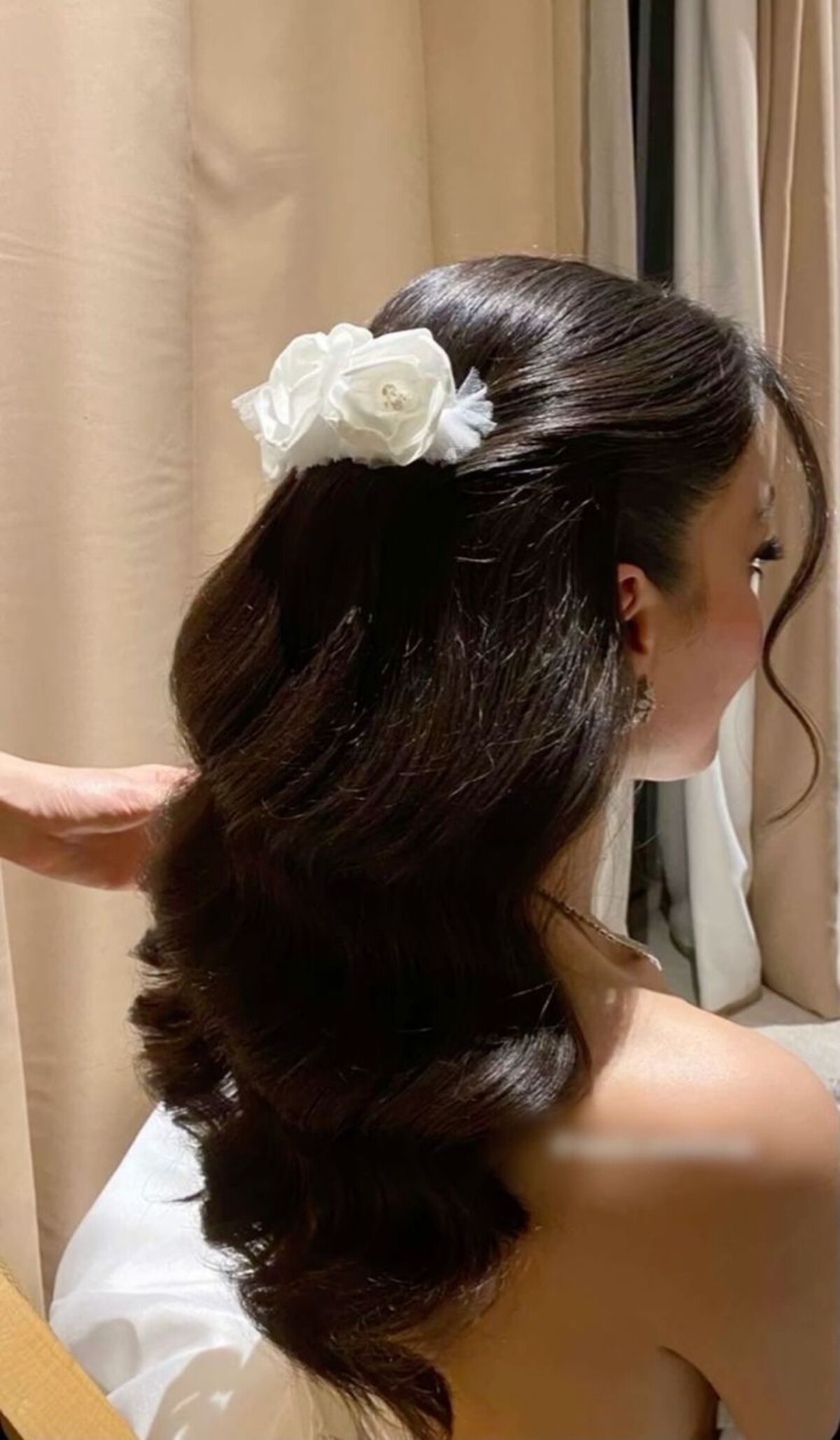 Imagem de penteado meio preso para noivas.