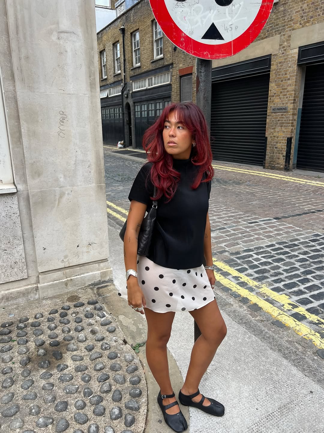 Minissaia de po&aacute; com blusa preta e sapatilhas