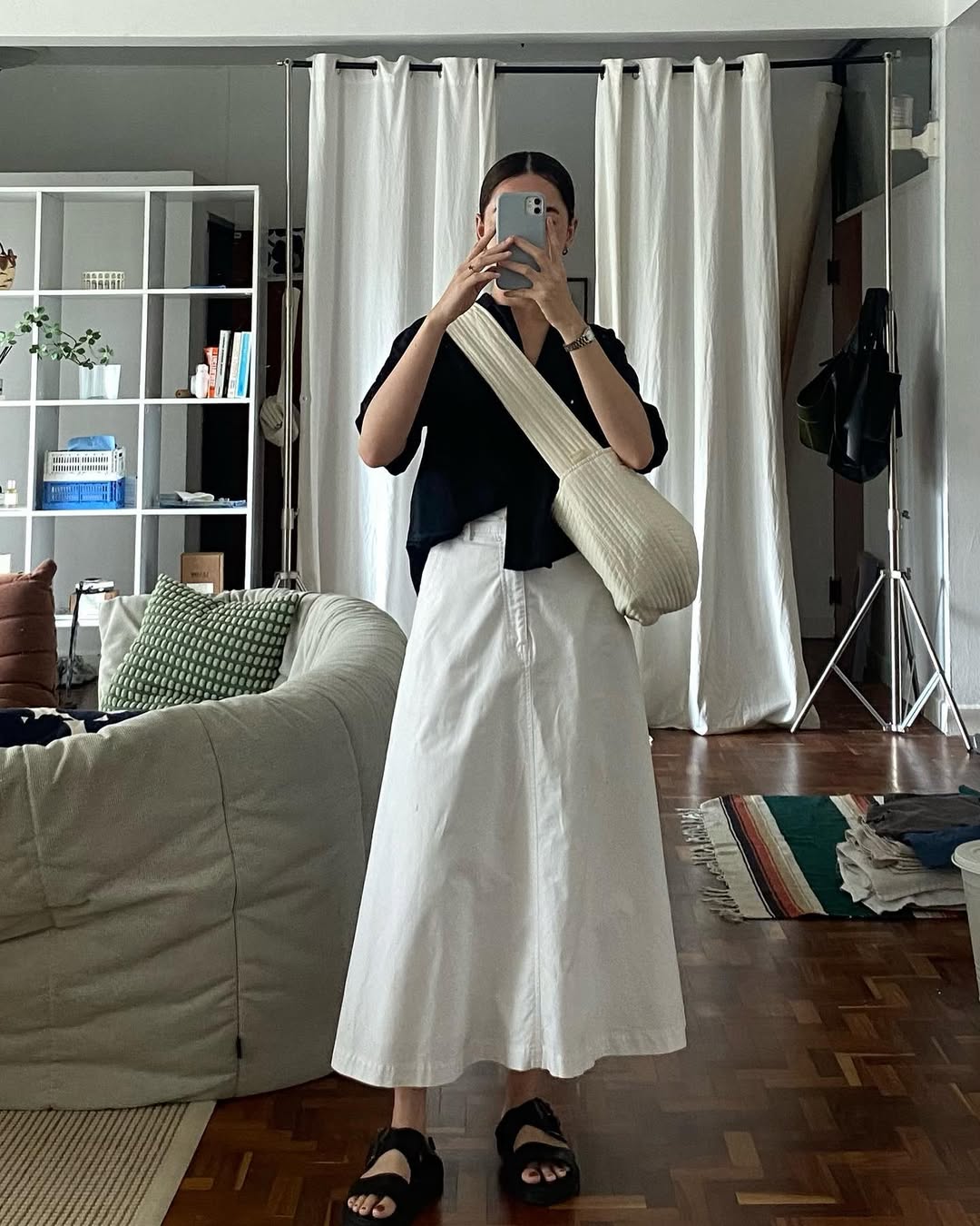 Foto de uma mulher morena usando um salto flatform