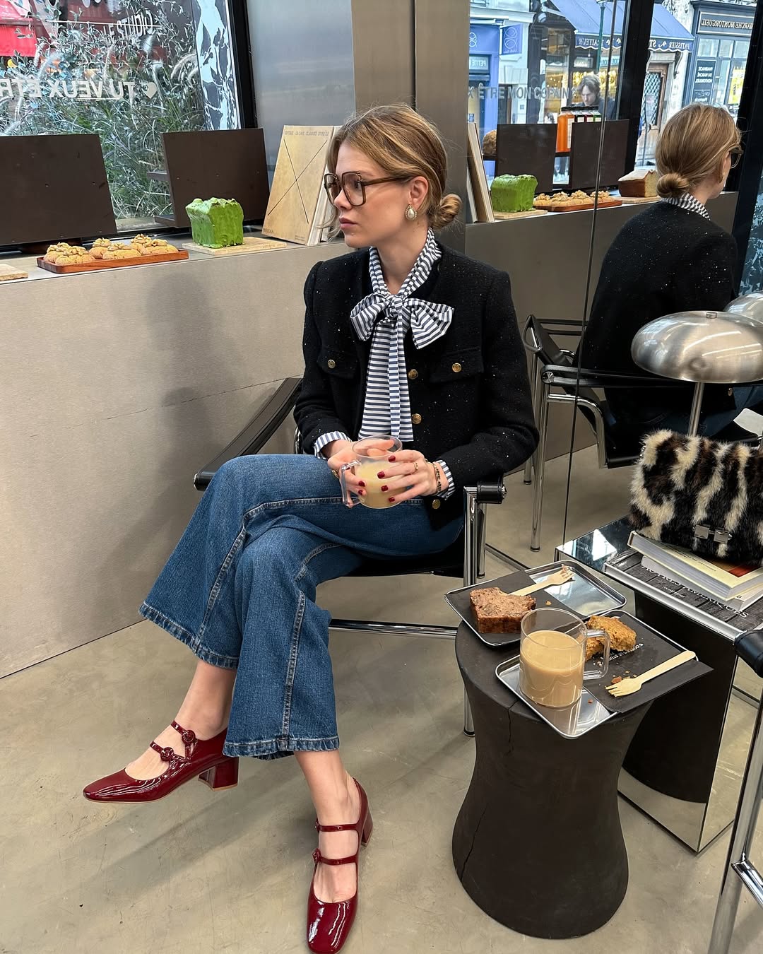 Foto de uma mulher loira usando um salto Mary Jane cereja