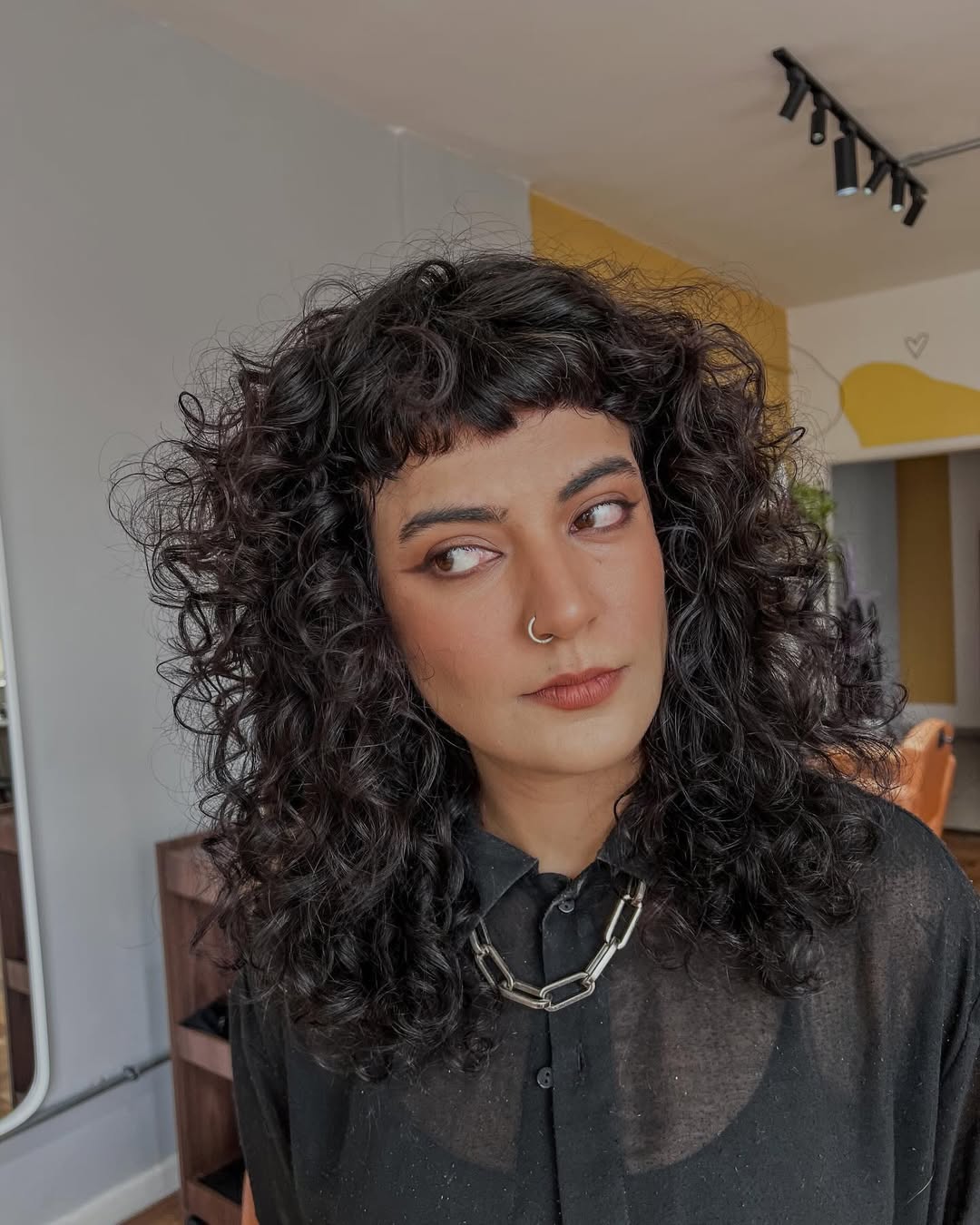 Corte de cabelo cacheado com microfranja shaggy hair