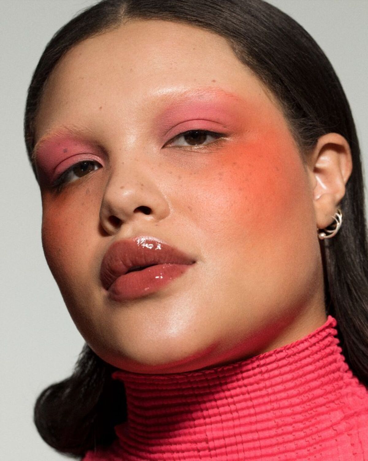 Imagem de mulher com sobrancelhas descoloridas.