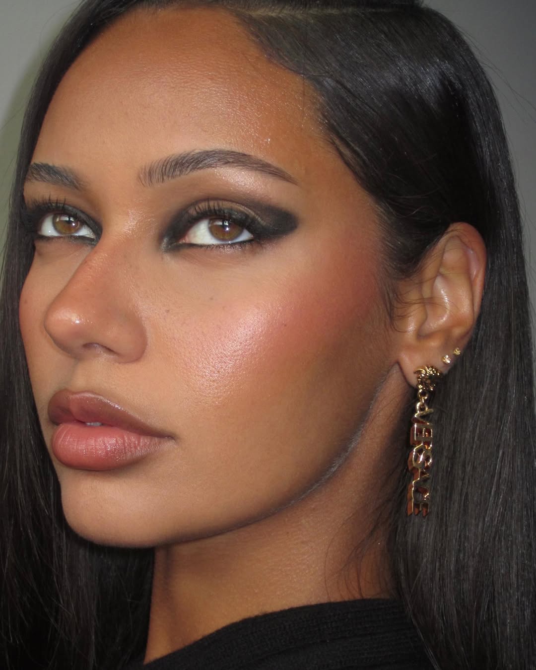 Maquiagem sofisticada com esfumado preto arredondado