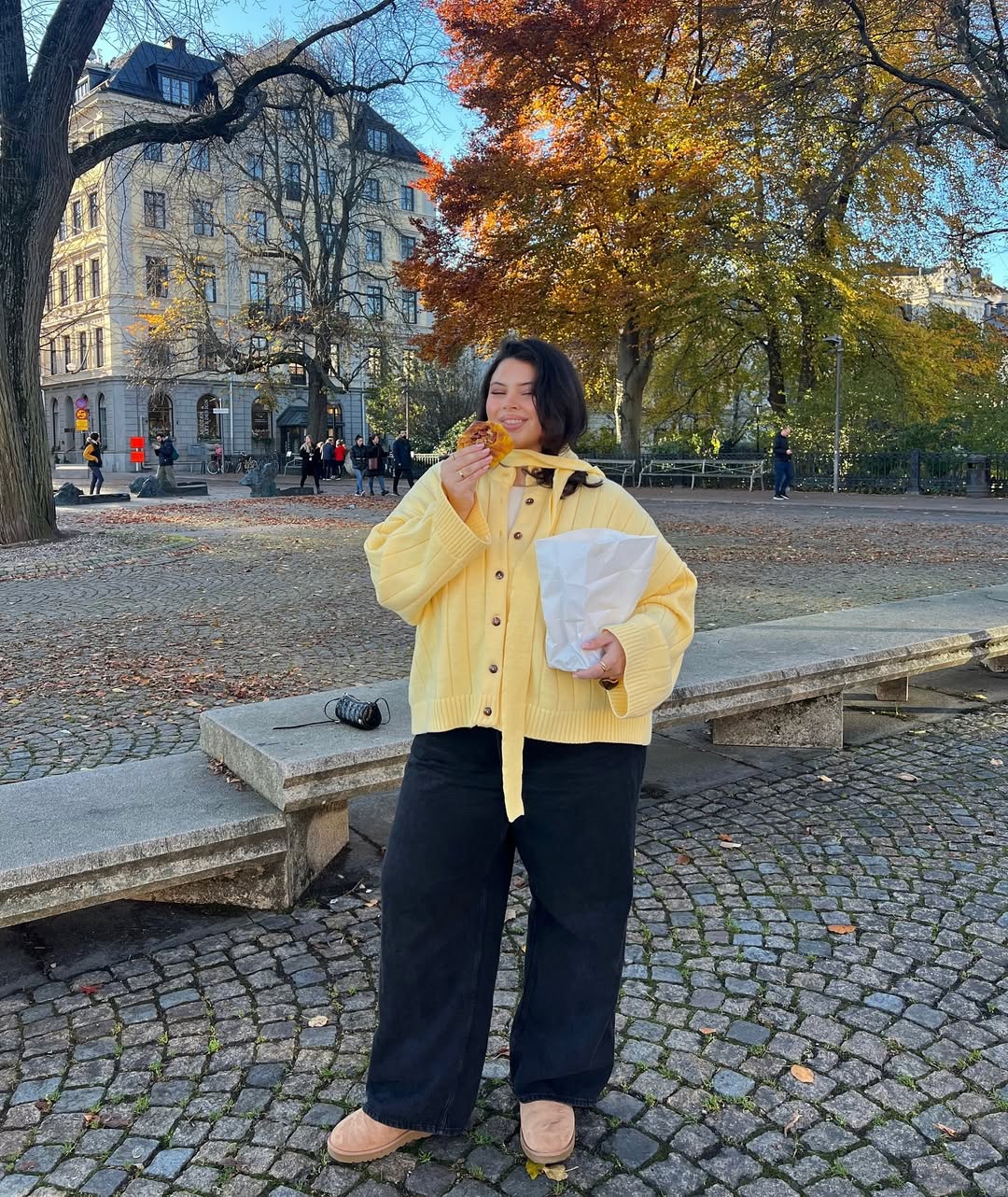 Look plus size com su&eacute;ter amarelo e cal&ccedil;a preta ampla