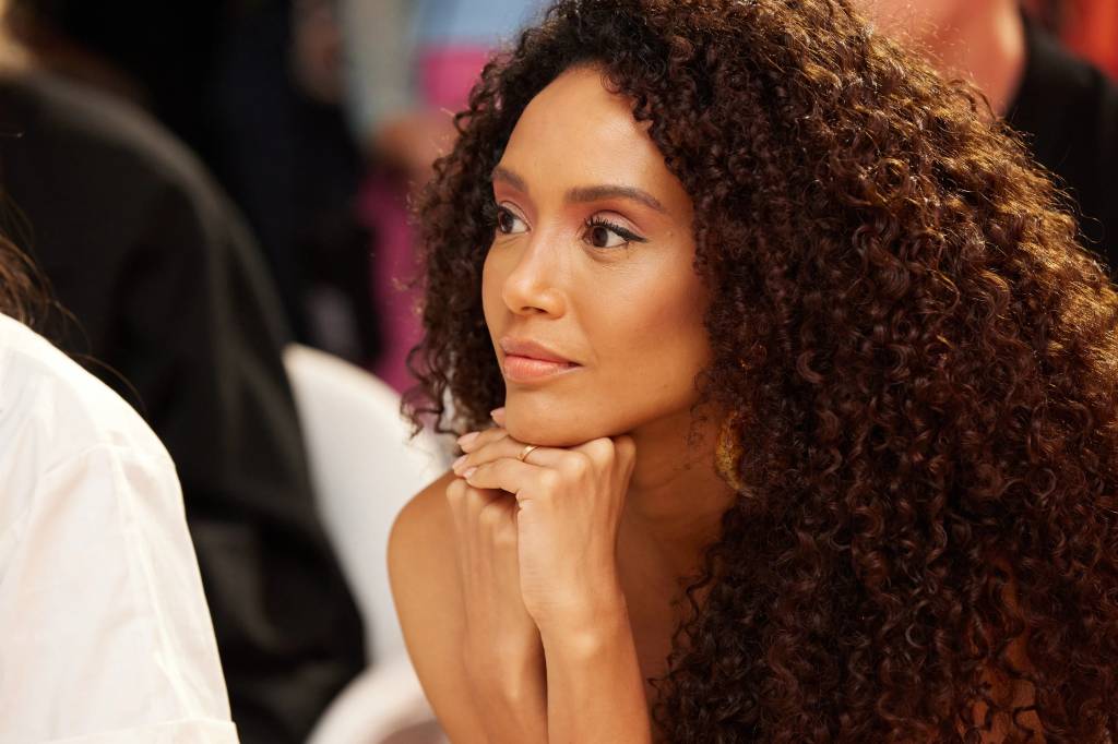 Imagem da atriz Taís Araújo vista lateralmente