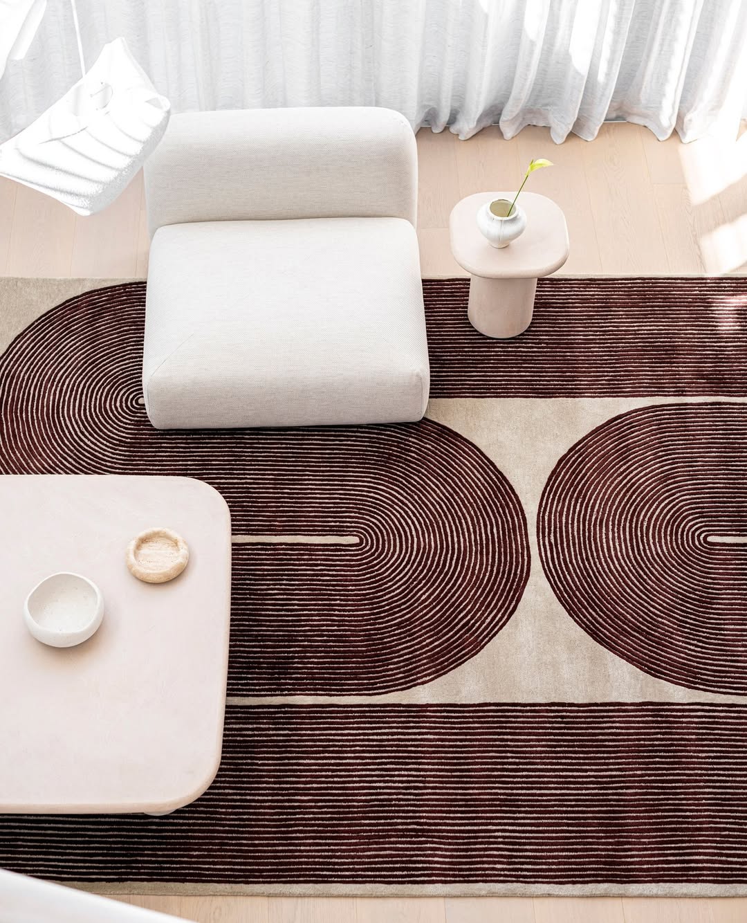 A estampa do tapete adiciona cor e personalidade ao espa&ccedil;o.