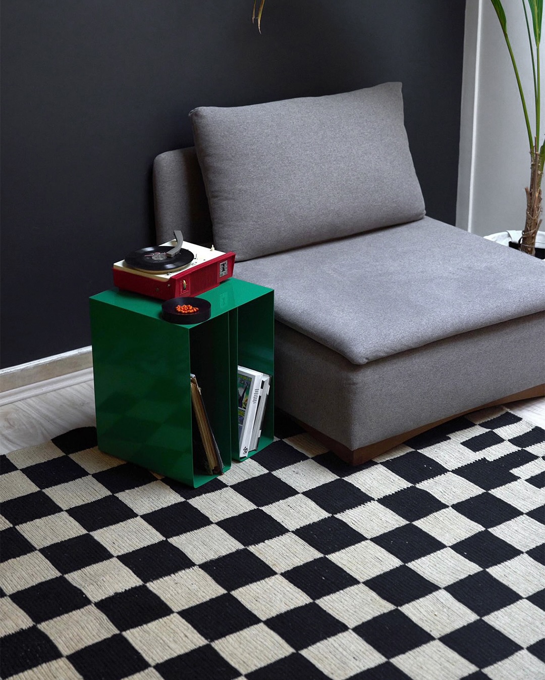 Tapetes estampados transformam o ambiente em ponto focal da decora&ccedil;&atilde;o.