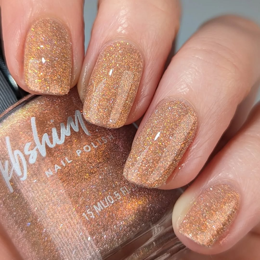 Glitter discreto com micro part&iacute;culas d&aacute; sofistica&ccedil;&atilde;o &agrave;s unhas