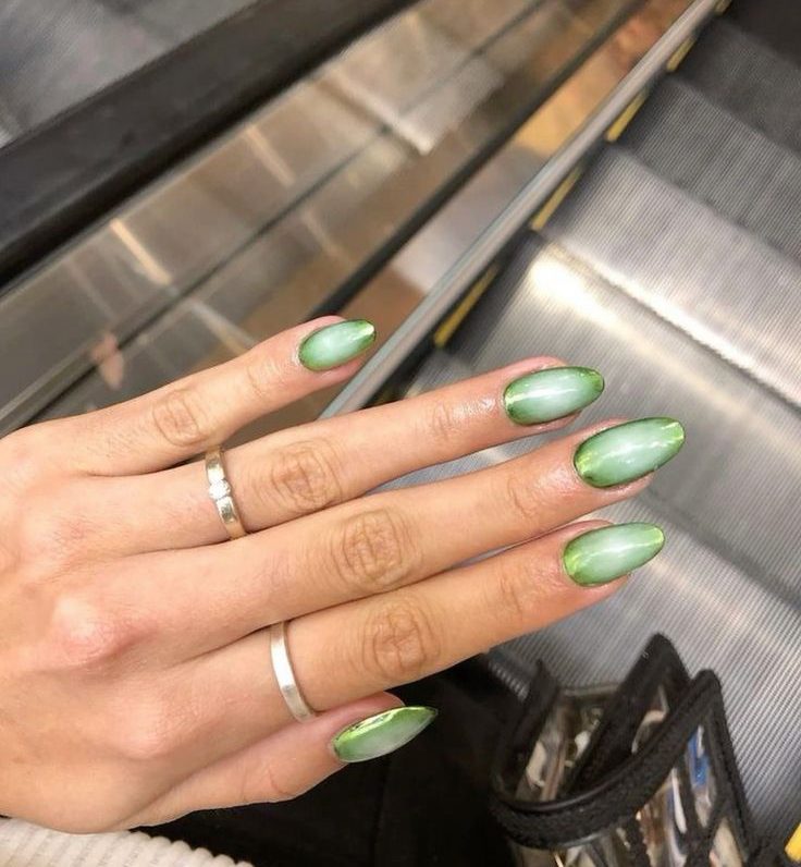 Verde e branco combinados em uma manicure elegante.