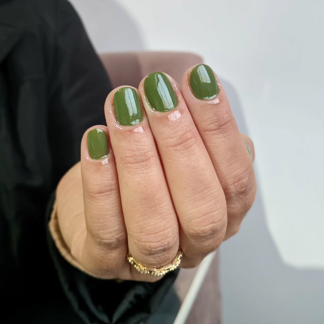 Esmalte verde cremoso glossy &eacute; aposta sofisticada da temporada