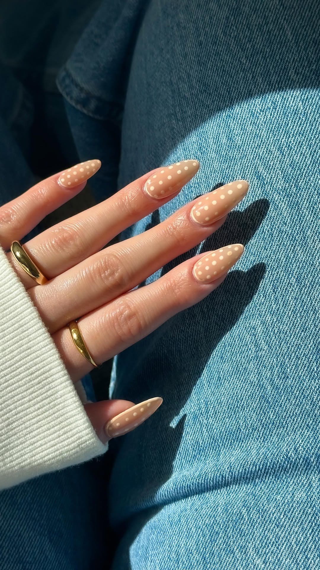 Unhas nude com bolinhas brancas em estilo po&aacute;