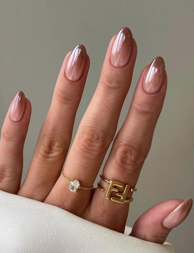 Unhas nude cromadas com efeito espelhado