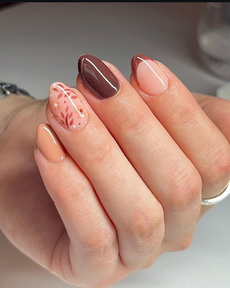 Unhas nude com mix de artes e detalhes variados