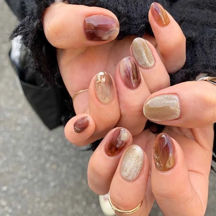 Unhas nude com mix de estilos e cores em cada dedo