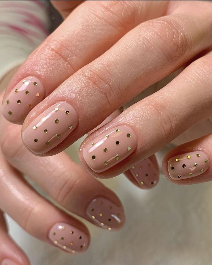 Unhas nude com glitter e brilho delicado