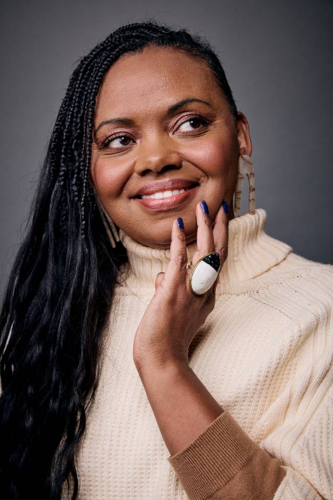 Adriana Barbosa é uma das principais referências da economia criativa no Brasil. Em 2002, ela fundou a Feira Preta, hoje considerada o maior evento de empreendedorismo negro da América Latina. A iniciativa nasceu de sua percepção sobre a ausência de espaços que celebrassem e impulsionassem o trabalho de artistas não brancos – e, claro, rapidamente se transformou em um movimento potente de visibilidade e geração de renda dentro da comunidade.