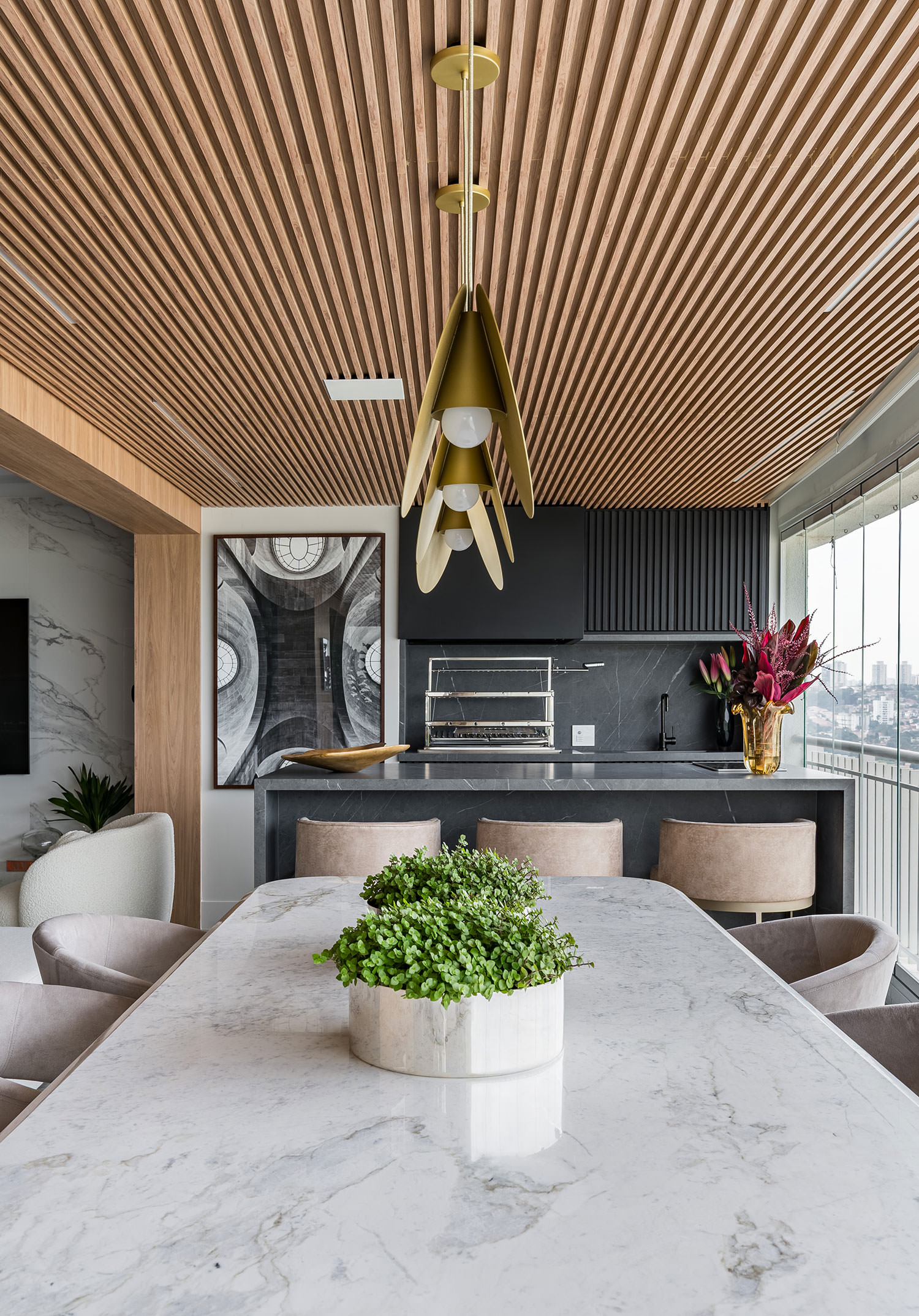 O projeto privilegia a integra&ccedil;&atilde;o e a contempla&ccedil;&atilde;o da paisagem, com madeira e arte em perfeita harmonia.