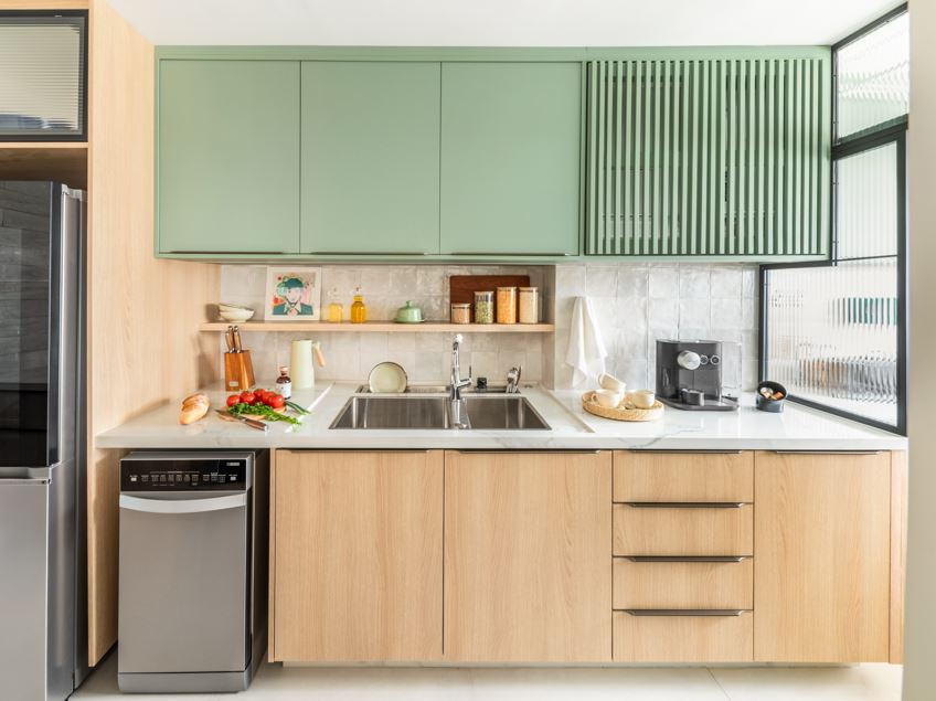 A variedade de tons vai al&eacute;m dos cl&aacute;ssicos esmeralda e oliva: nessa cozinha projetada pelo arquiteto Bruno Moraes, o menta adicionou um toque divertido