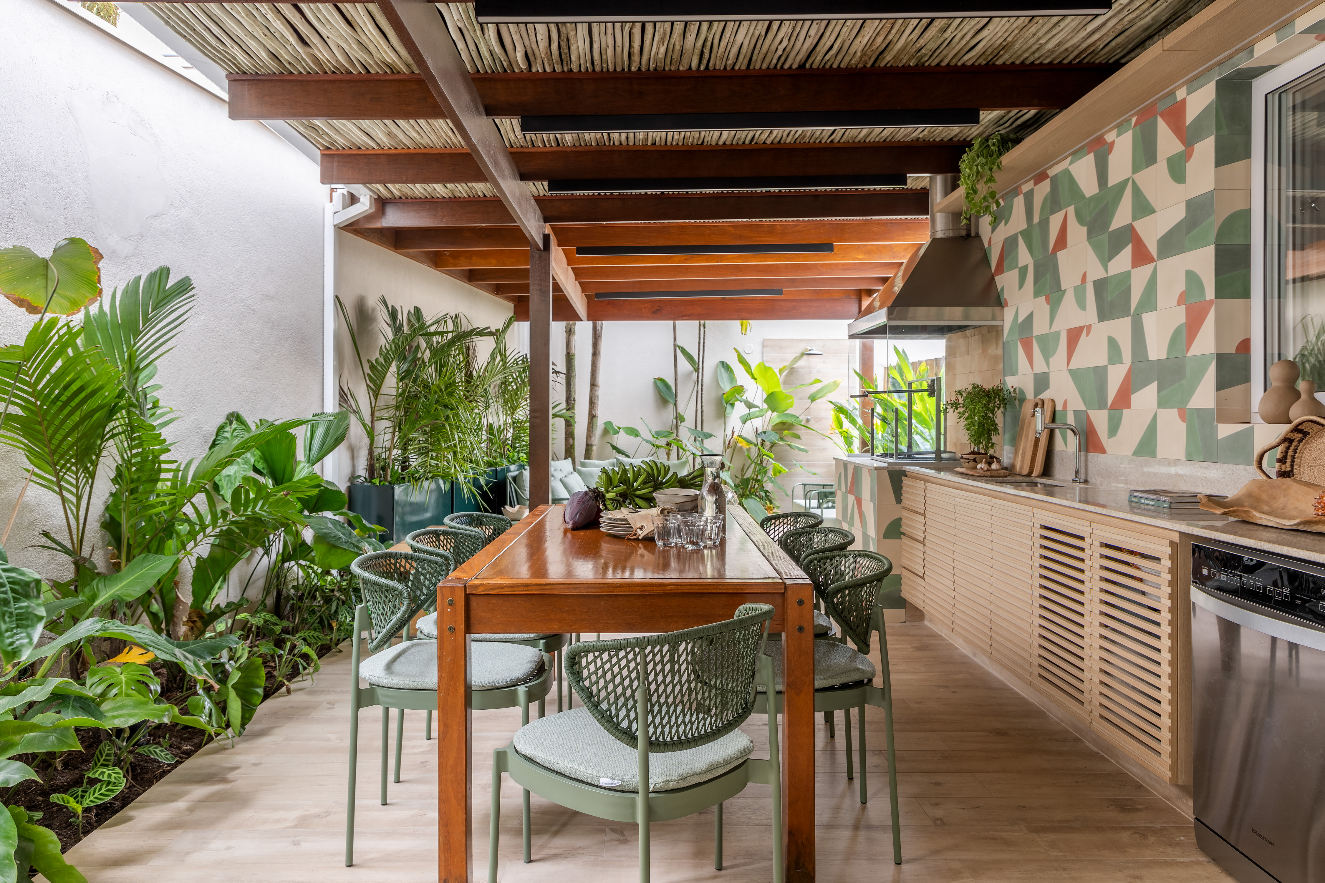 Granito, ladrilho e madeira natural valorizam o toque artesanal e o di&aacute;logo com o paisagismo.