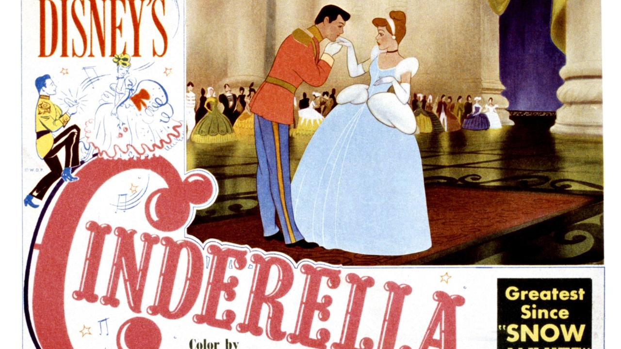 Julie Andrews posa com um sapatinho de cristal no papel de Cinderela, por volta de 1957.
