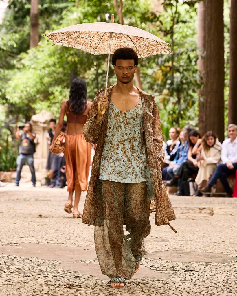 A coleção se inspira na arquitetura das folhas e na dança cósmica da vida, trazendo roupas funcionais que protegem do frio, do vento e da água, mas também poéticas, mimetizando formas, texturas e movimentos da mata