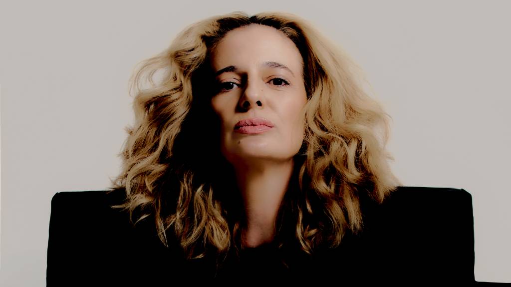 Letrux celebra 20 anos de carreira e revela o segredo para rir de si mesma