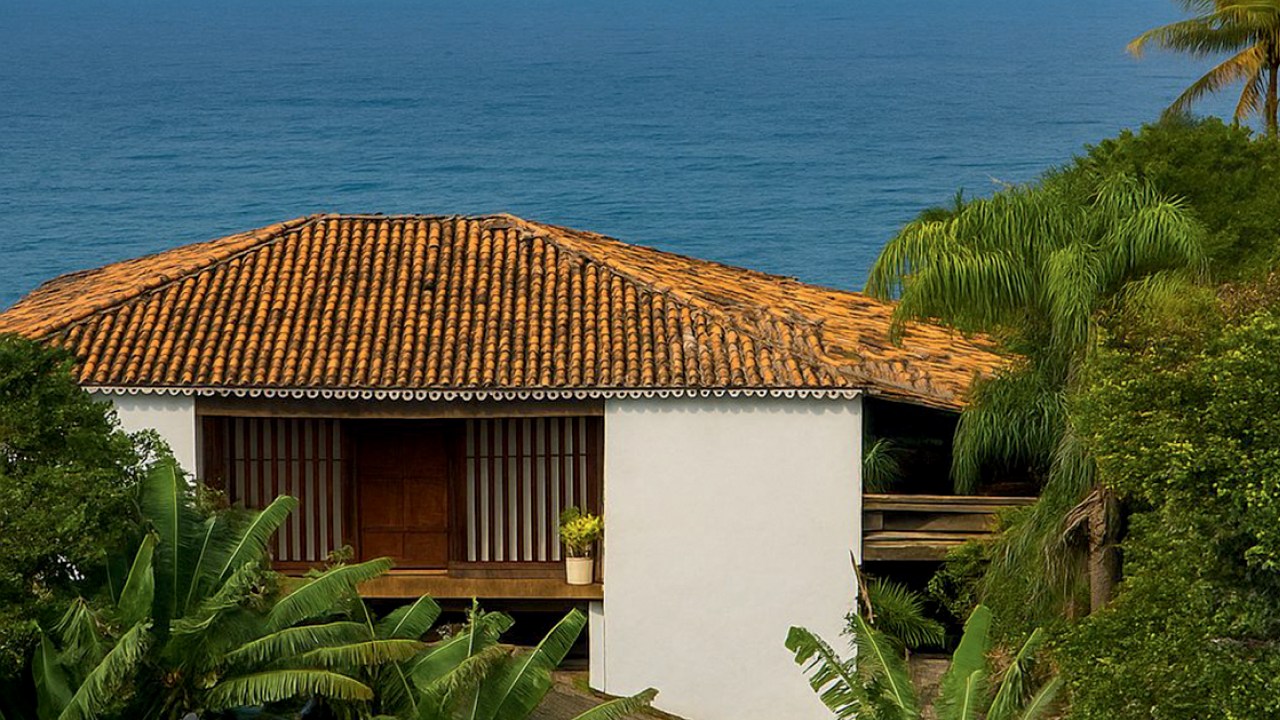 Imagem aérea do hotel cliffside de frente para o mar