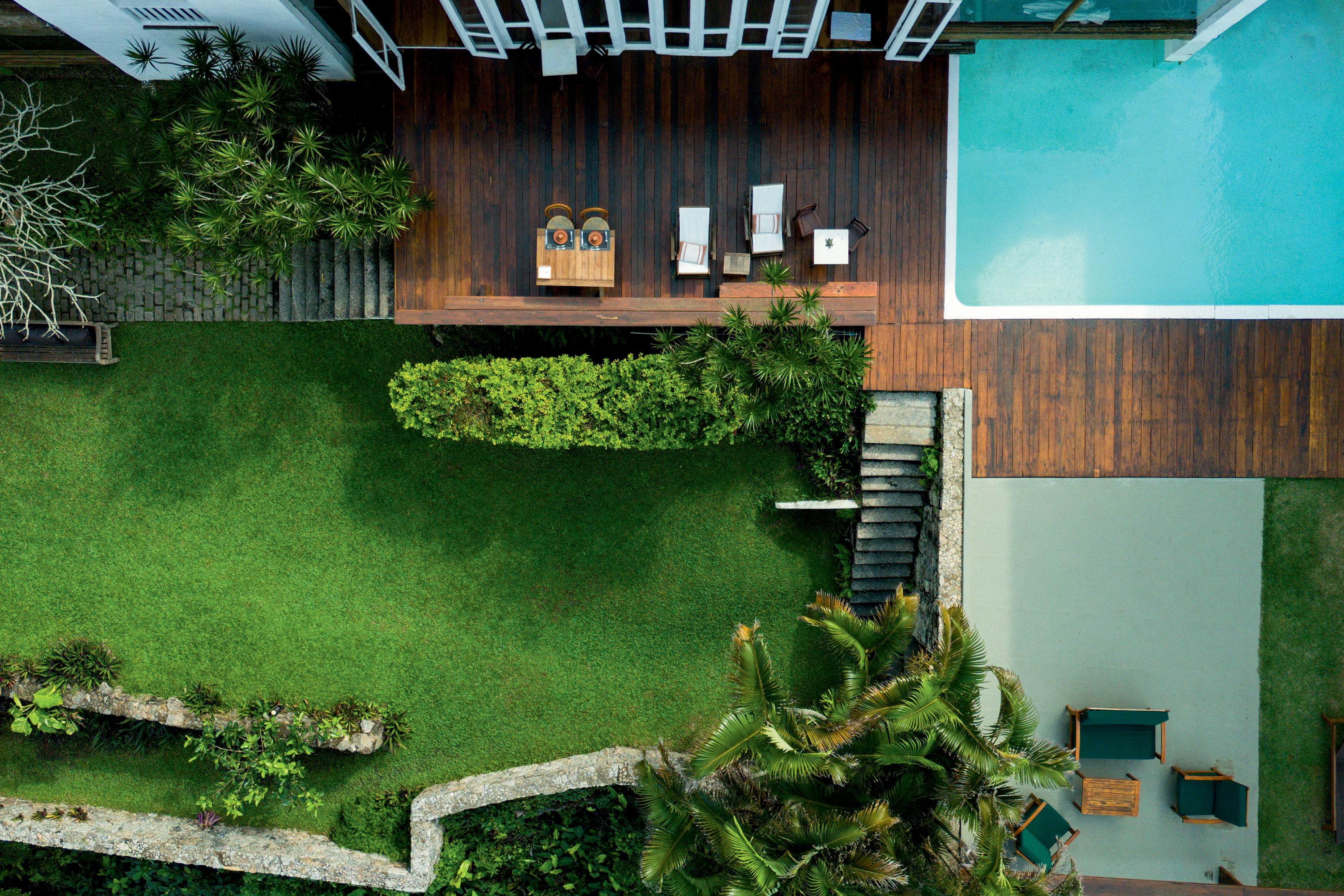 Imagem a&eacute;rea da piscina do hotel cliffside