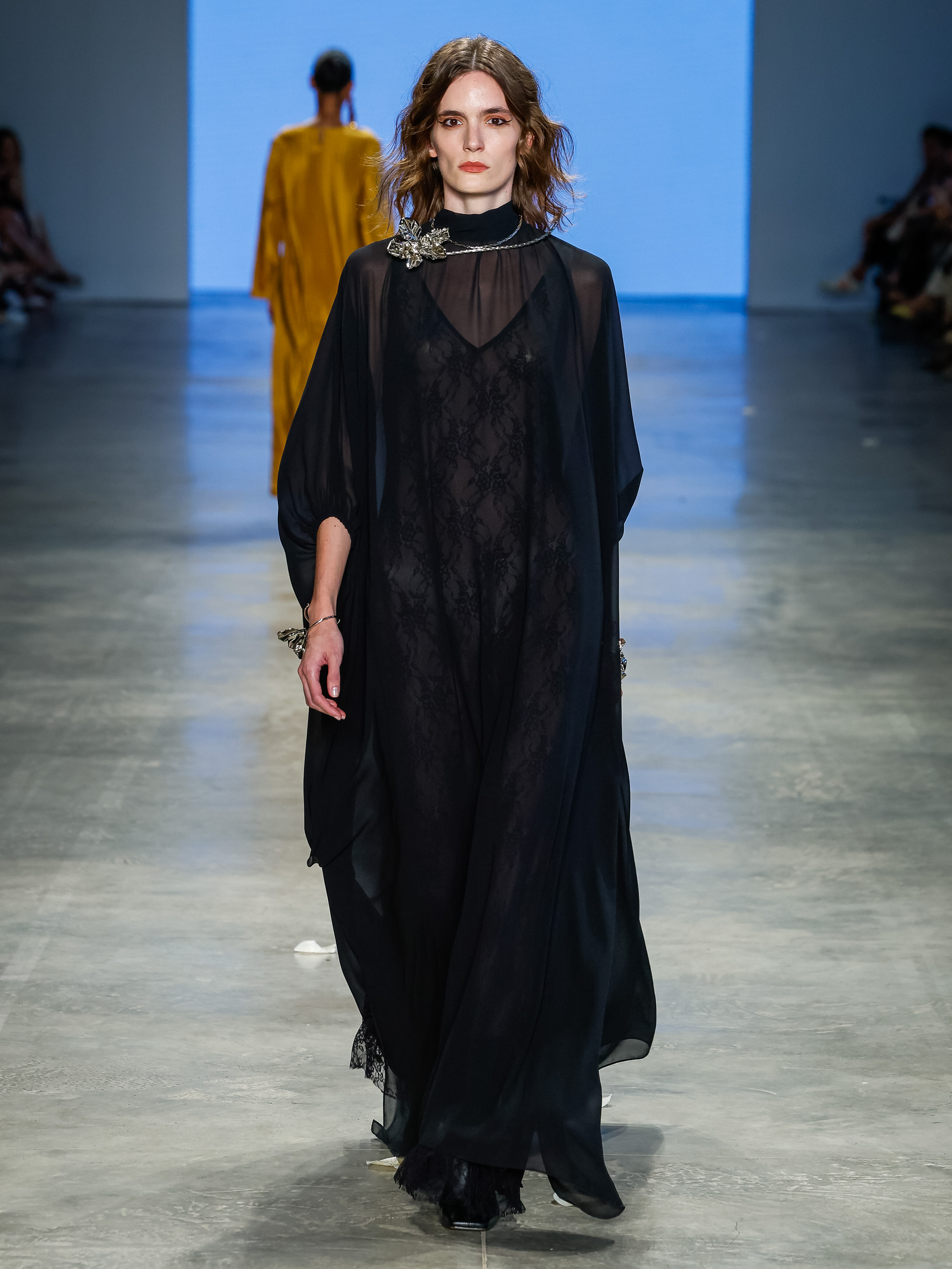 Desfile de Marina Bitu N60