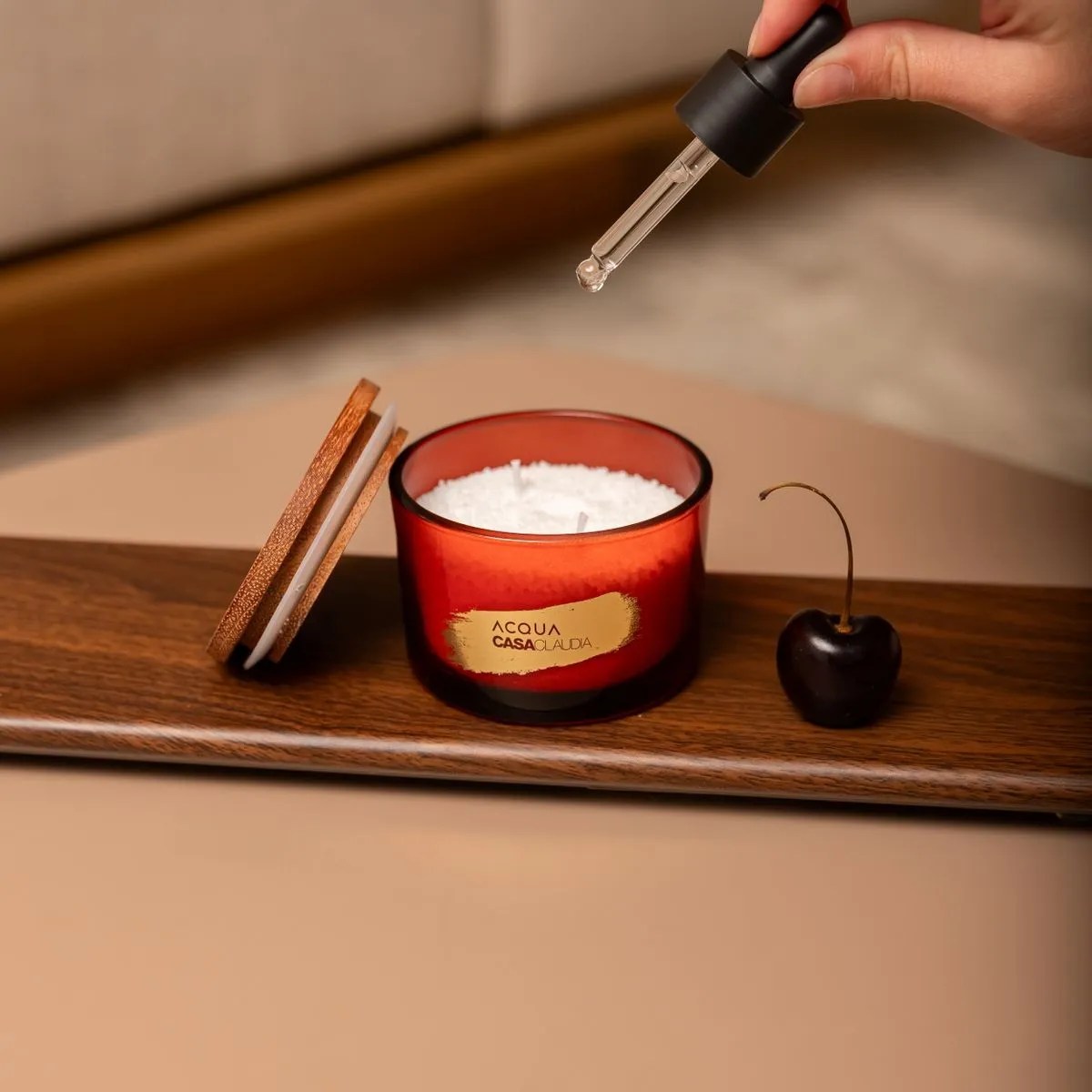 Imagem de pessoa pingando com conta gotas na vela arom&aacute;tica cherry red de acqua aroma