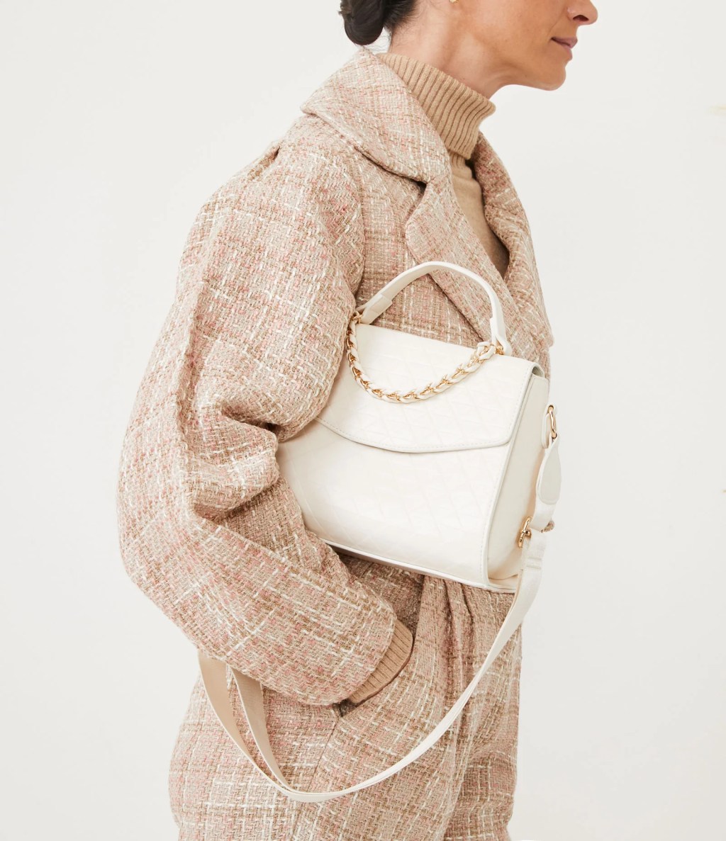 Foto de uma bolsa branca