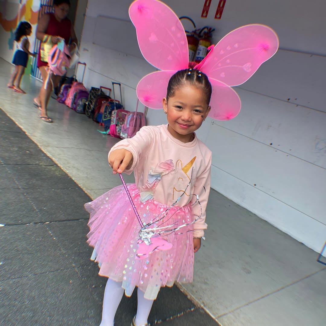 Penteado de Cabelo Maluco com asas de borboleta rosa e look tem&aacute;tico cheio de brilho