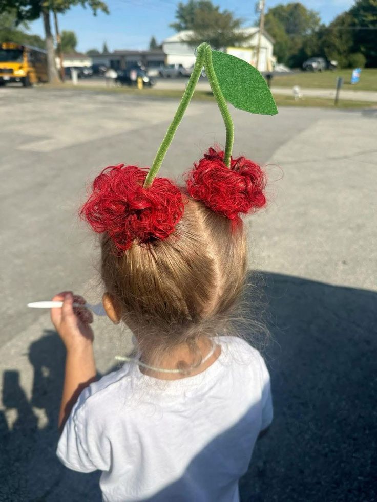 Cabelo cacheado com penteado em formato de cereja