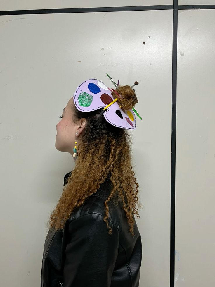 Penteado de cabelo cacheado com paleta de pintura criativa