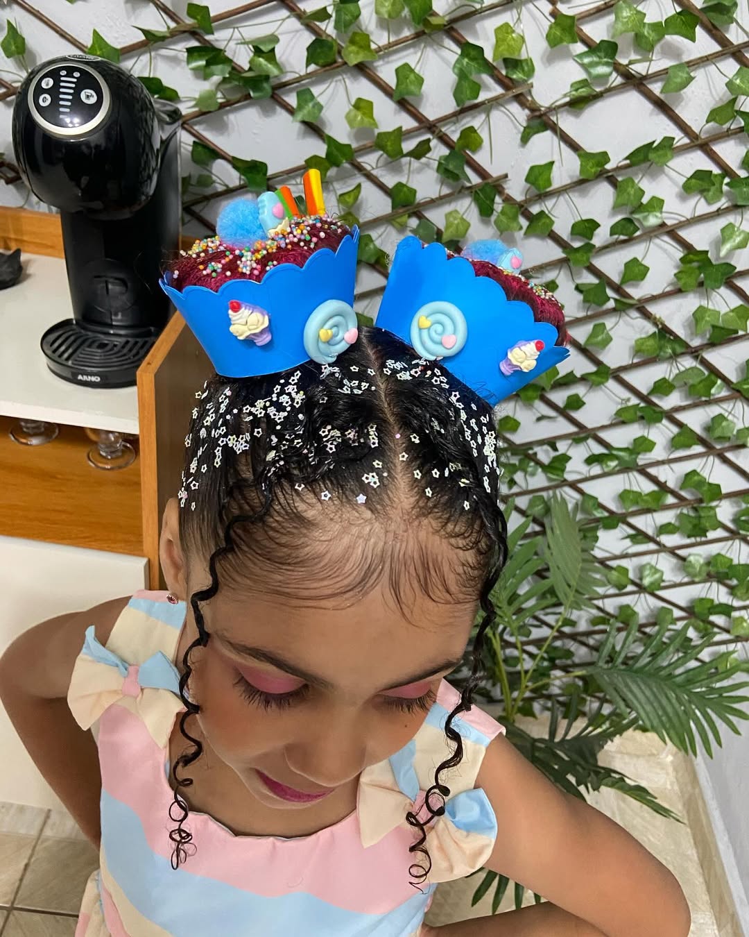 Penteado de cabelo cacheado com cupcakes decorativos coloridos