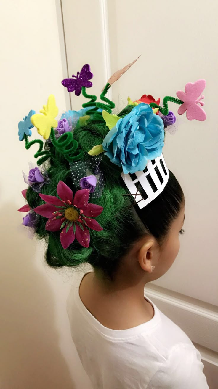 Penteado de cabelo cacheado com flores e borboletas coloridas
