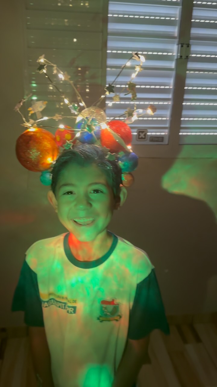 Penteado Cabelo Maluco com planetas coloridos e luzes inspiradas no sistema solar