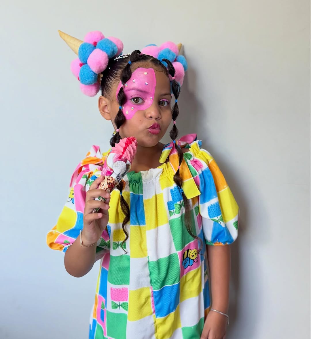 Cabelo Maluco inspirado em sorvete com pompons coloridos e maquiagem divertida