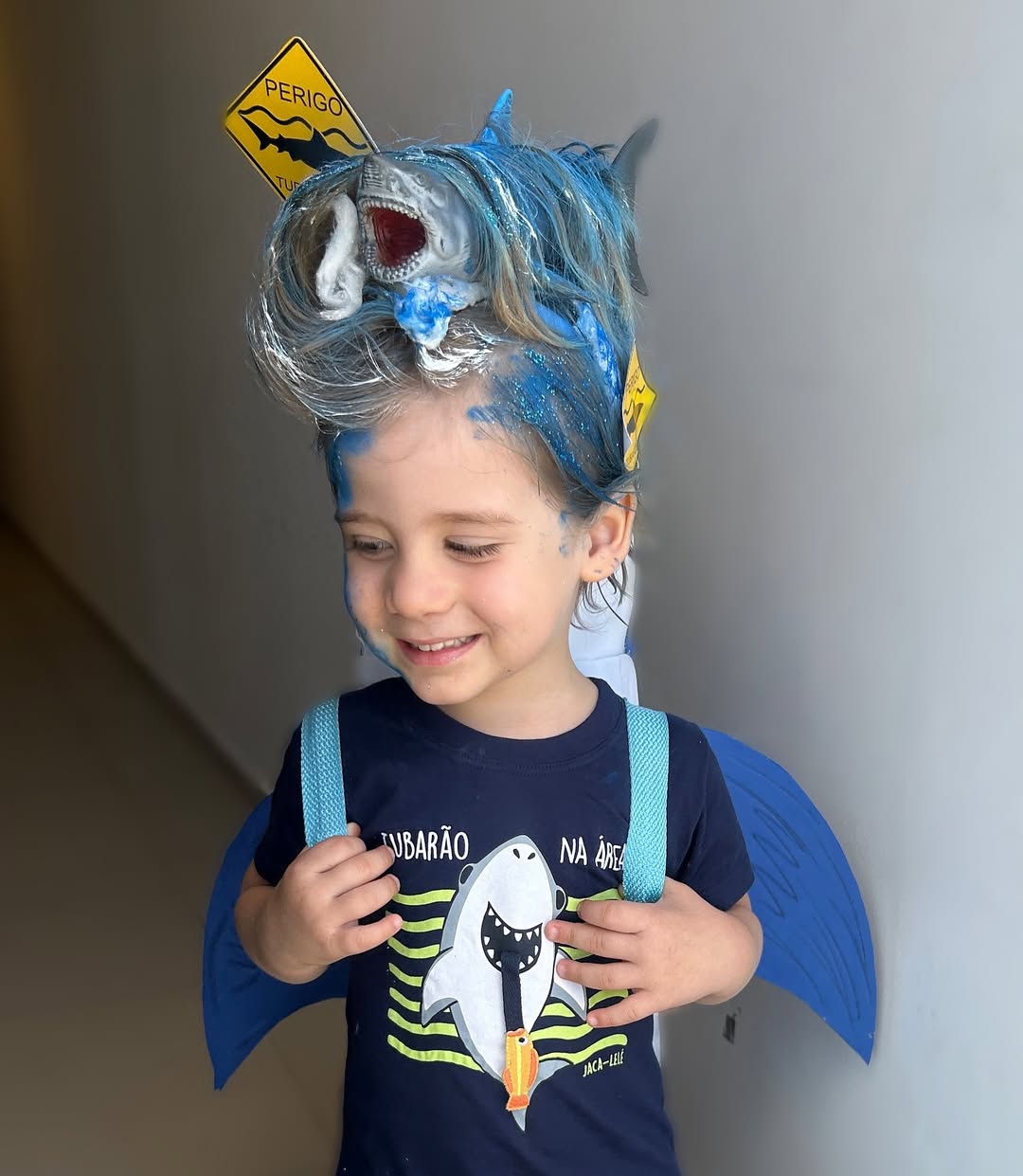 Cabelo Maluco com tubar&atilde;o e pintura azul met&aacute;lica