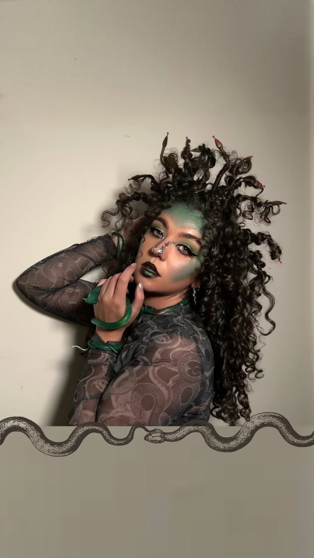 Penteado de Medusa com cachos modelados e maquiagem verde para Halloween
