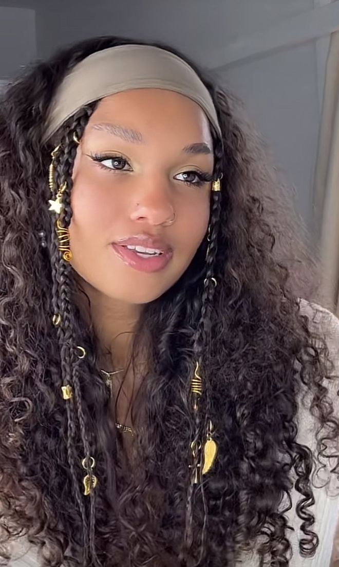 Penteado de pirata cacheada com faixa e tran&ccedil;as adornadas em dourado