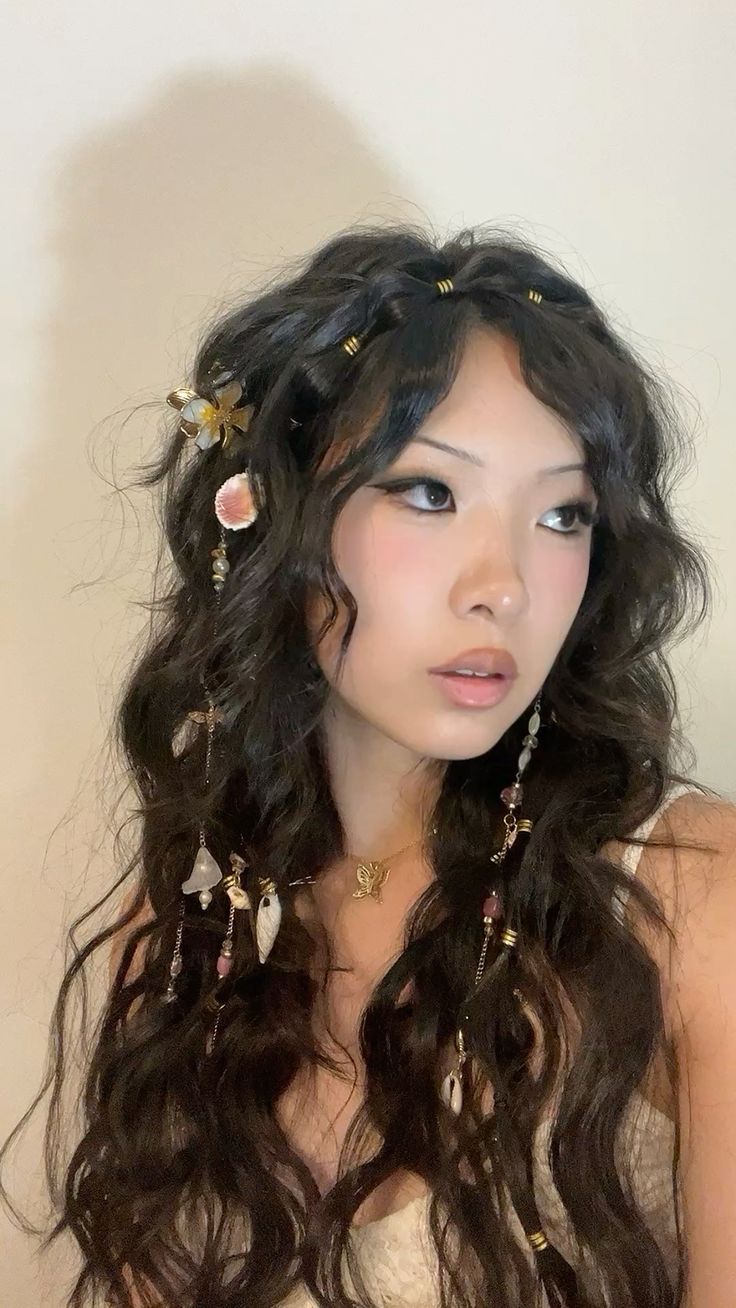 Penteado de sereia com tran&ccedil;as e conchas para o Halloween