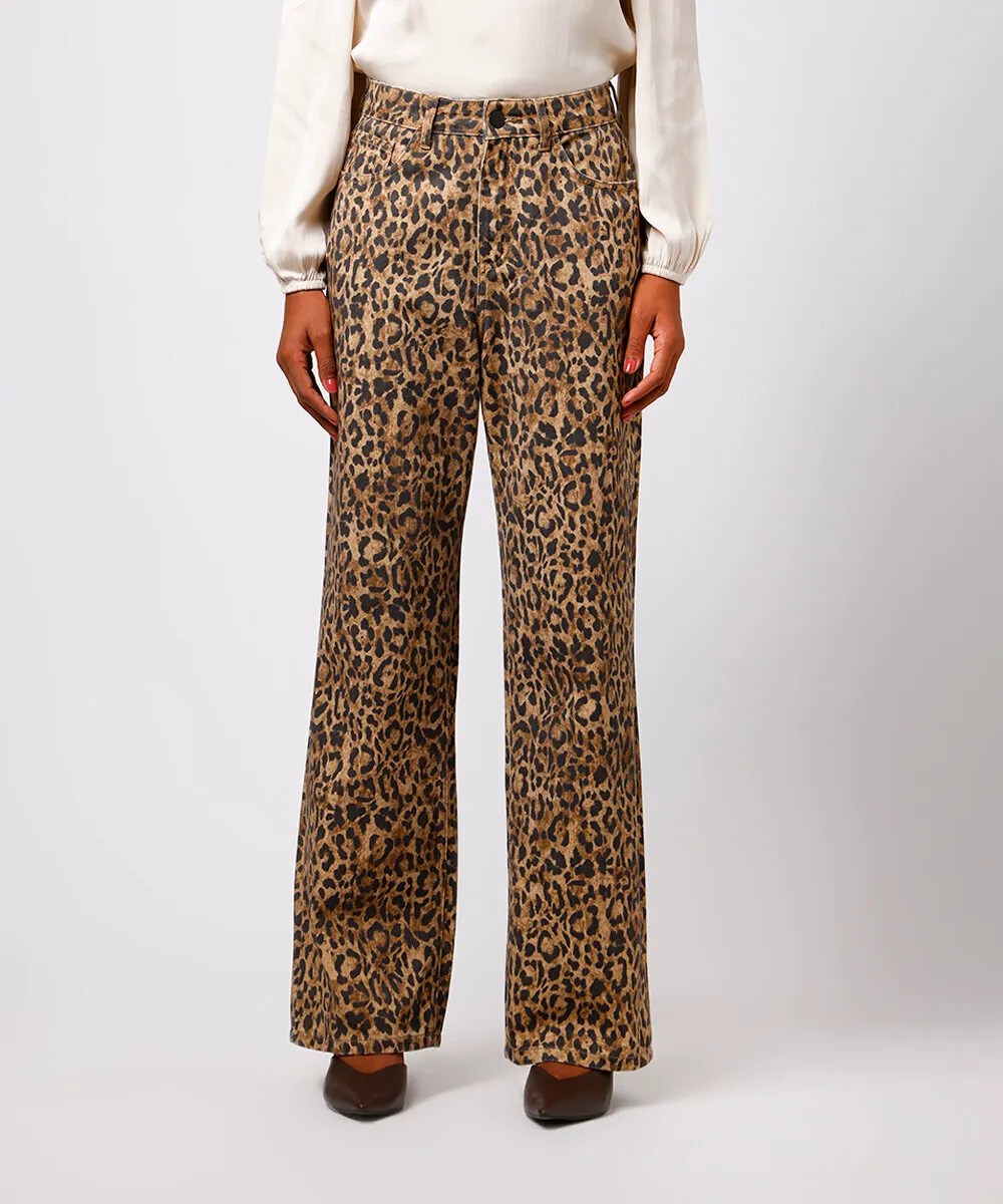 Foto de uma calça leopardo