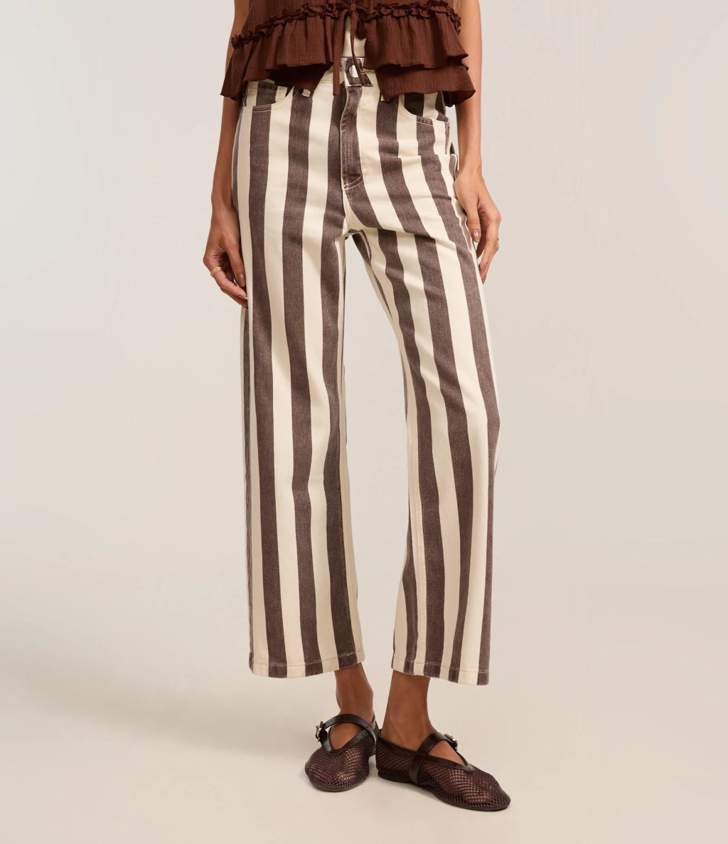 Foto de uma calça branca e marrom listrada