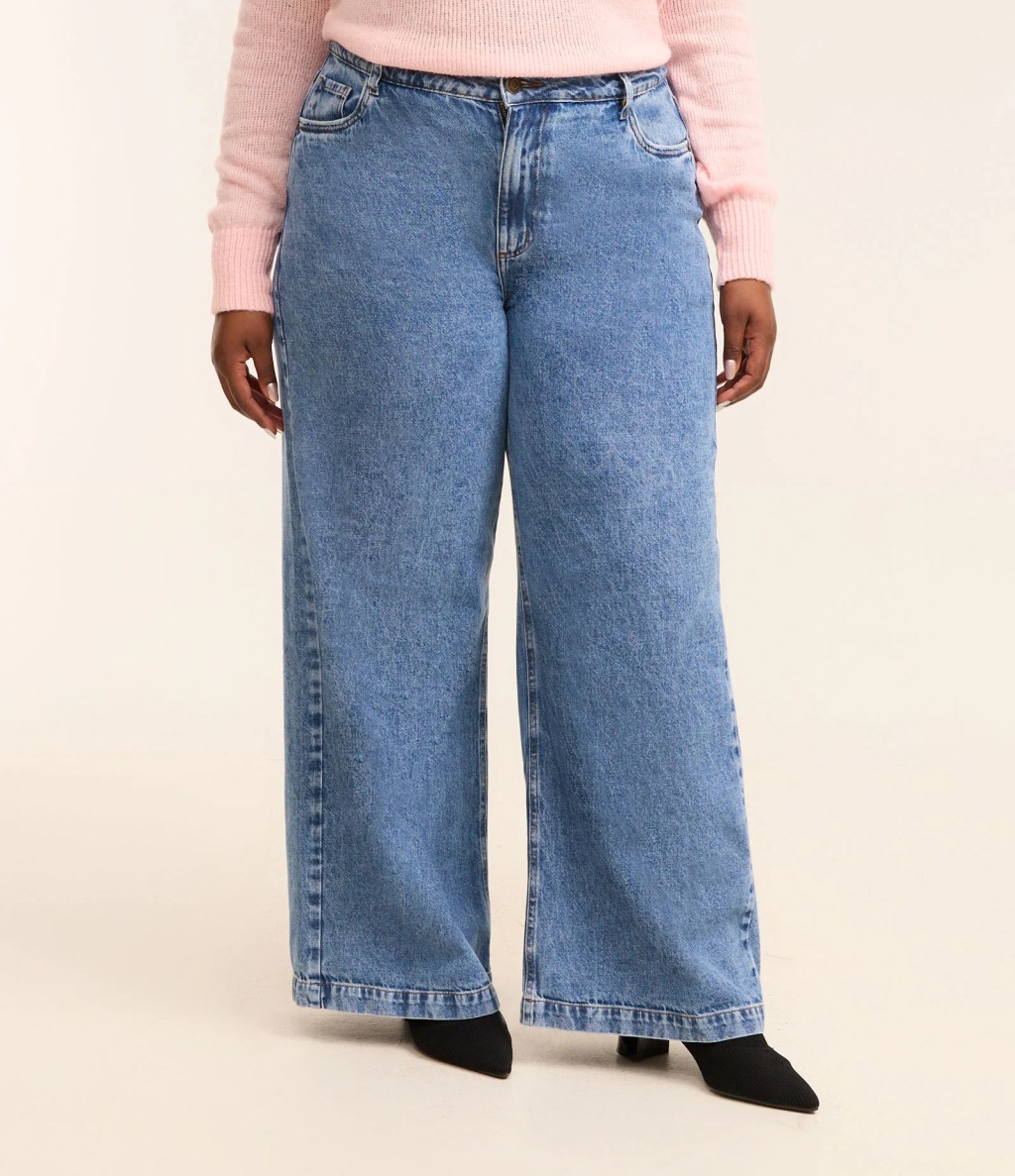 Foto de uma calça plus size jeans
