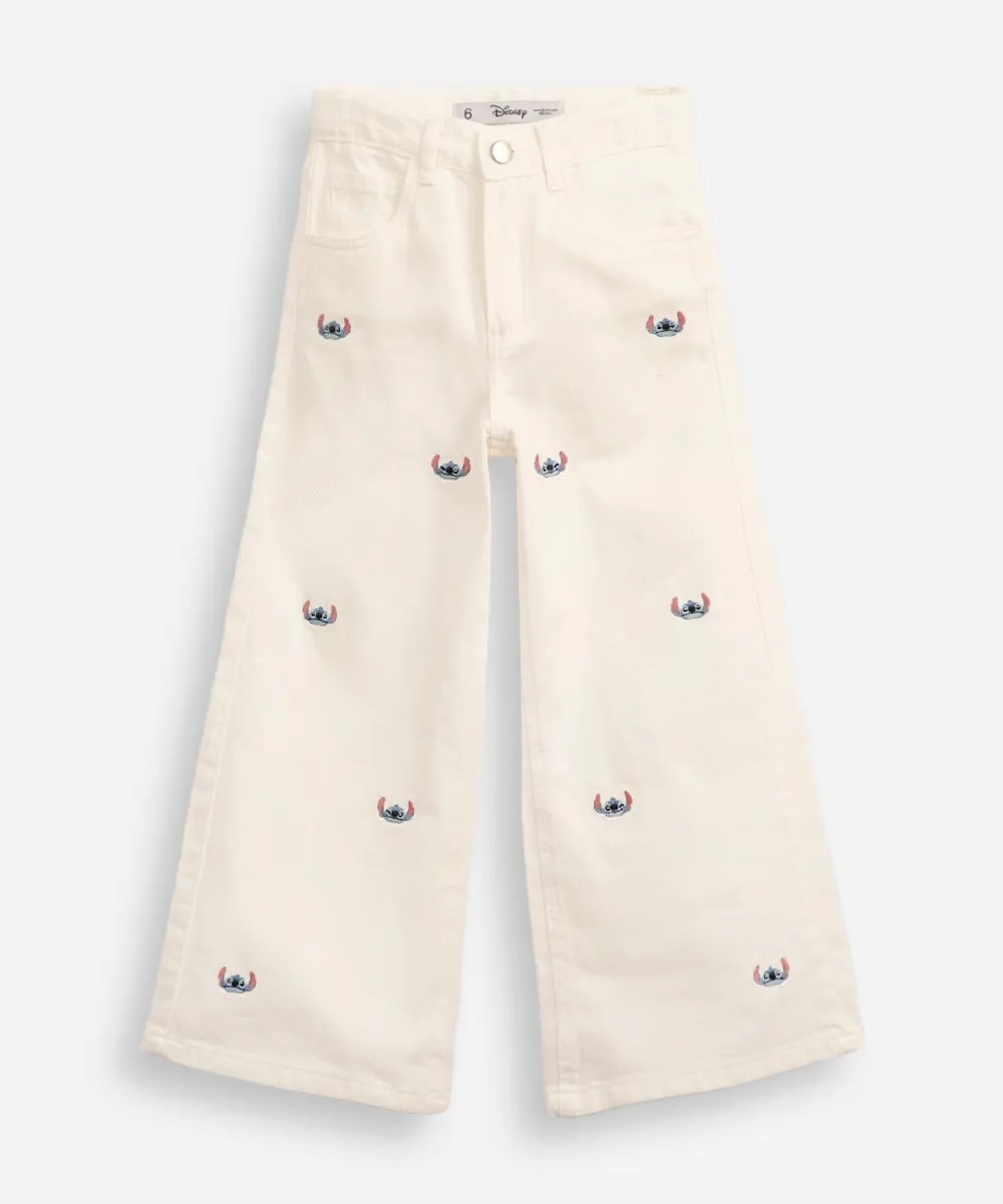 Foto de uma calça branca com bordados